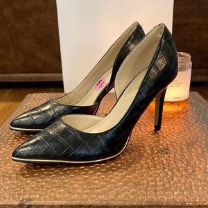 Marc Fisher black pumps with gold trim! Size 6
